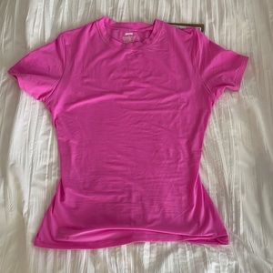 SKIMS fits everyone tee